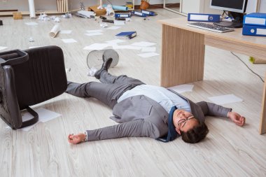 İşadamı office yerdeki ölü