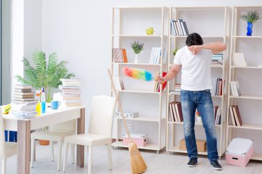 Adam evi temizliyor.