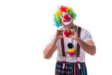Beyaz arka planda kalbi olan komik bir palyaço.