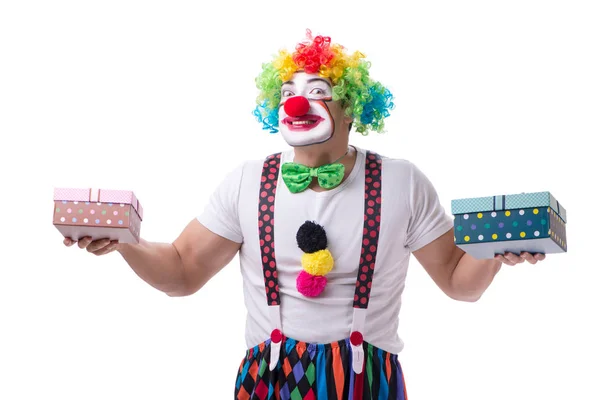 Grappige clown met een cadeau geschenkdoos geïsoleerd op witte achtergrond — Stockfoto