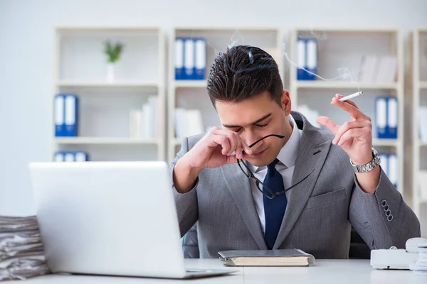 Uomo d'affari che fuma in ufficio al lavoro — Foto Stock