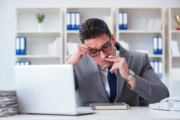 Uomo d'affari che fuma in ufficio al lavoro — Foto Stock