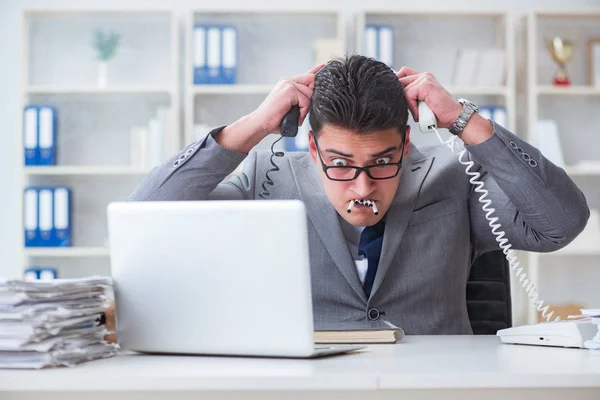 Empresário fumando no escritório no trabalho — Fotografia de Stock