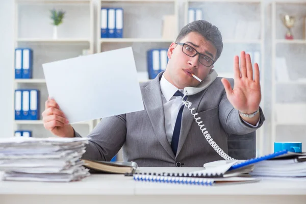 Geschäftsmann raucht bei der Arbeit im Büro mit leerer Nachricht — Stockfoto