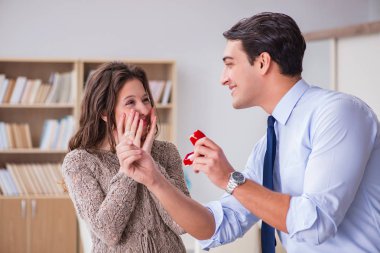 Evlilik teklifi yapan bir adamın romantik konsepti.