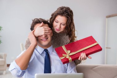 İşadamı öğrenci kütüphanede bir kitap okuyor.