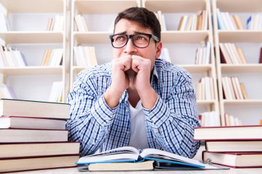 Genç öğrenci kitaplarla çalışıyor.