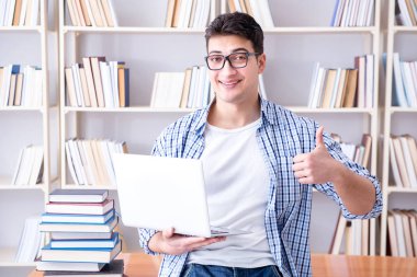 Kitapları olan genç bir öğrenci sınavlara hazırlanıyor.