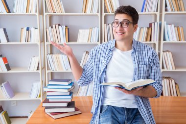 Kitapları olan genç bir öğrenci sınavlara hazırlanıyor.