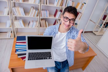 Kitapları olan genç bir öğrenci sınavlara hazırlanıyor.