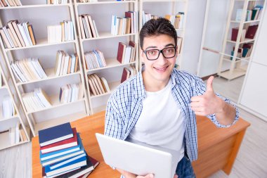 Kitapları olan genç bir öğrenci sınavlara hazırlanıyor.