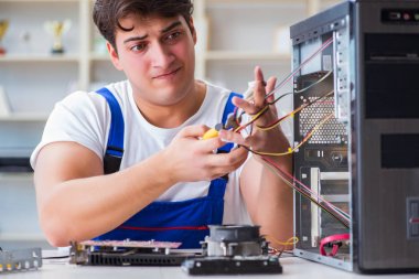 Masaüstü bilgisayarını tamir eden bilgisayar tamircisi