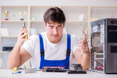 Masaüstü bilgisayarını tamir eden bilgisayar tamircisi