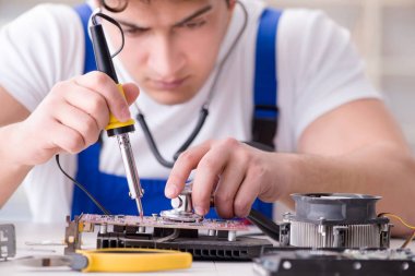 Masaüstü bilgisayarını tamir eden bilgisayar tamircisi