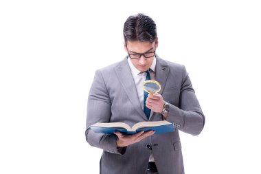 İşadamı beyaz arkasında izole büyüteç ile okuma