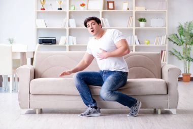 Midesi bulanan ve kusan bir adam.