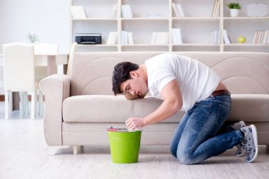 Midesi bulanan ve kusan bir adam.