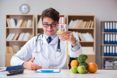 Bilim adamı çeşitli gıdalarda besin araştırması yapıyor