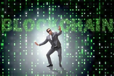 Engelleme zinciri kripto para birimi kavramında iş adamı