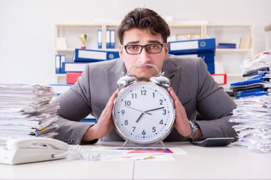 İş adamı aşırı çalışma nedeniyle teslim tarihini kaçırıyor