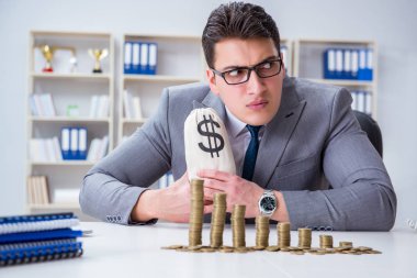 Ticari büyüme kavramında altın sikkeleri olan bir işadamı