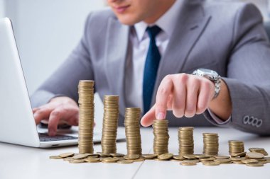 Ticari büyüme kavramında altın sikkeleri olan bir işadamı