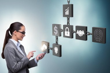 Engelleme zinciri kripto para birimi kavramında iş kadını