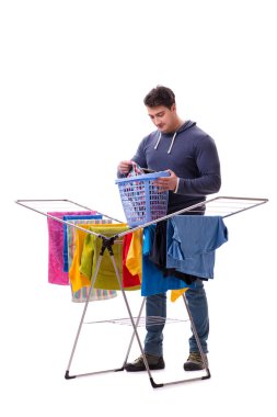 Çamaşır yıkayan koca beyaz tenli.