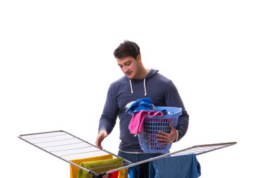 Çamaşır yıkayan koca beyaz tenli.