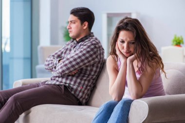 Parçalanmış ilişki konseptinde genç bir aile