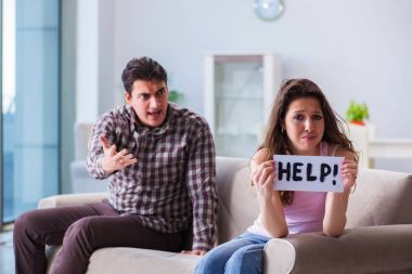 Parçalanmış ilişki konseptinde genç bir aile