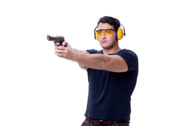 Beyazlara izole edilmiş bir şekilde silahtan spor atışı yapan adam.