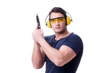Beyazlara izole edilmiş bir şekilde silahtan spor atışı yapan adam.
