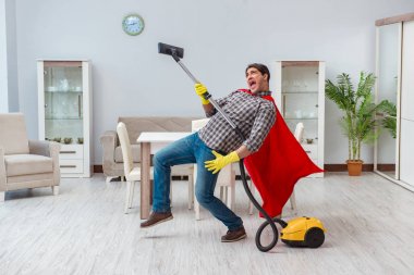 Süper kahraman temizleyicisi evde çalışıyor.