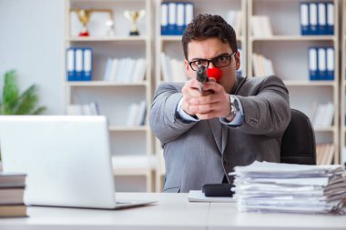 Ofiste çalışan palyaço işadamı sinirli bir...