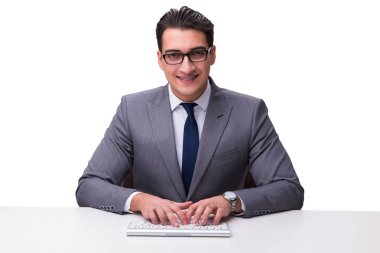 Genç işadamı beyaz sırtında izole edilmiş bir klavyede daktilo kullanıyor.