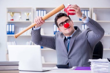 Beyzbol sopası ve kumbaralı palyaço işadamı.