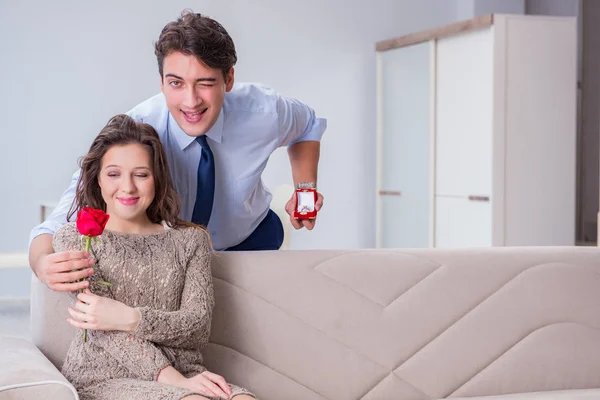 Conceito romântico com o homem fazendo proposta de casamento — Fotografia de Stock