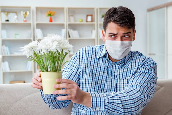 アレルギーに苦しむ男 – 医学の概念 — ストック写真