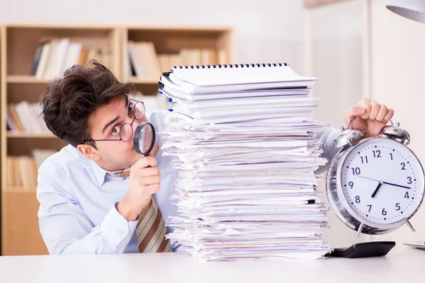 Gekke auditor op zoek naar fouten in het rapport — Stockfoto