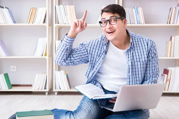 Ung student studerar med böcker — Stockfoto