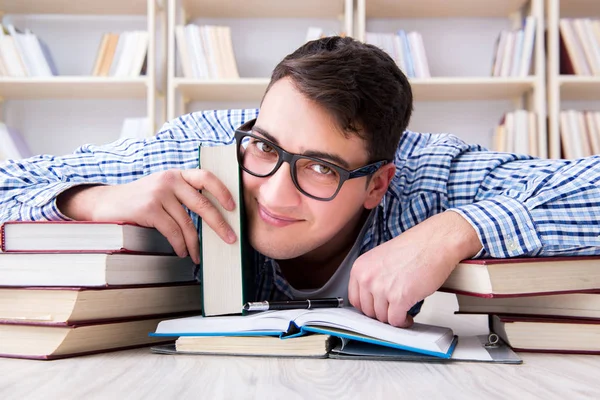 Jovem estudante estudando com livros — Fotografia de Stock