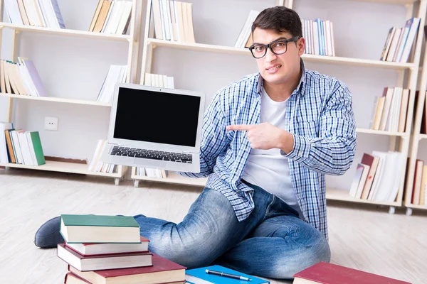 Genç öğrenci kitaplarla çalışıyor.