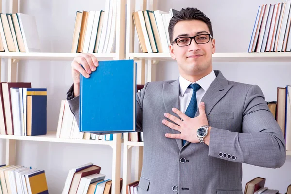 Affärsman student läser en bok som studerar i biblioteket — Stockfoto