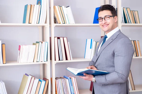 Estudiante de negocios leyendo un libro estudiando en la biblioteca —  Fotos de Stock