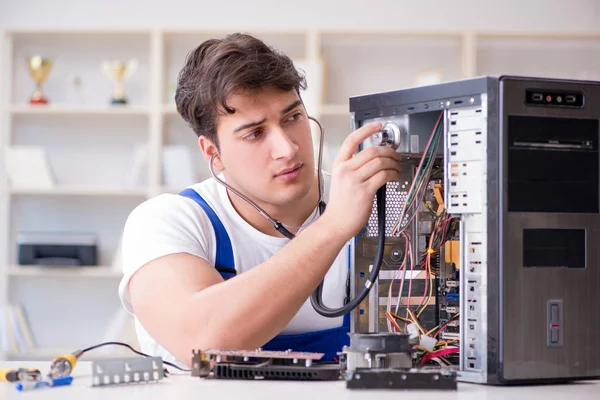 Reparador de computadoras reparando computadora de escritorio — Foto de Stock