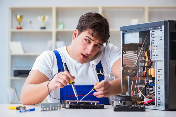 Masaüstü bilgisayarını tamir eden bilgisayar tamircisi
