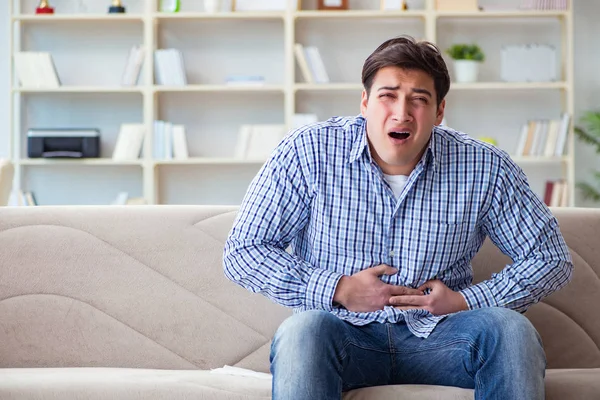 Uomo che soffre di dolore a casa — Foto Stock