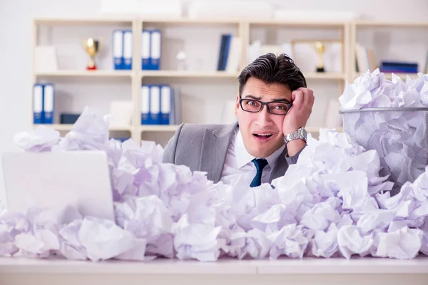 Empresario en concepto de reciclaje de papel en la oficina —  Fotos de Stock