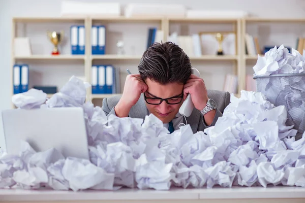 Homme d'affaires dans le concept de recyclage du papier au bureau — Photo